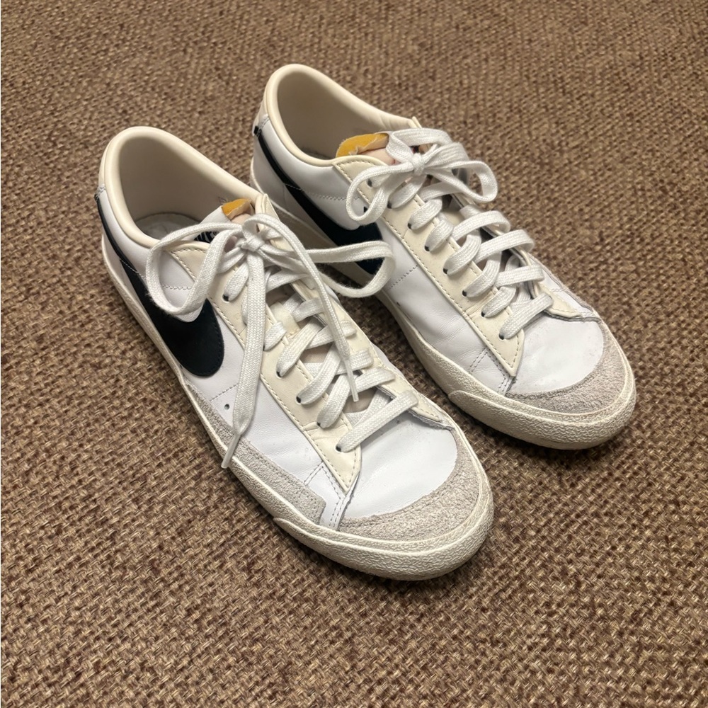 Men’s - Nike Cream and White Sneakers / Minimal Wear